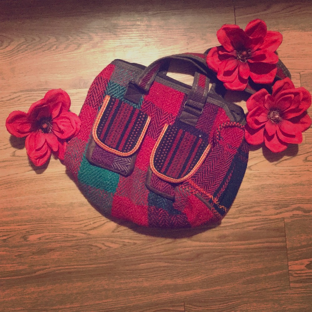 Knitted hand bag.